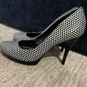 Nine West - Black & White 4” Heels. Size 8.5 (M)